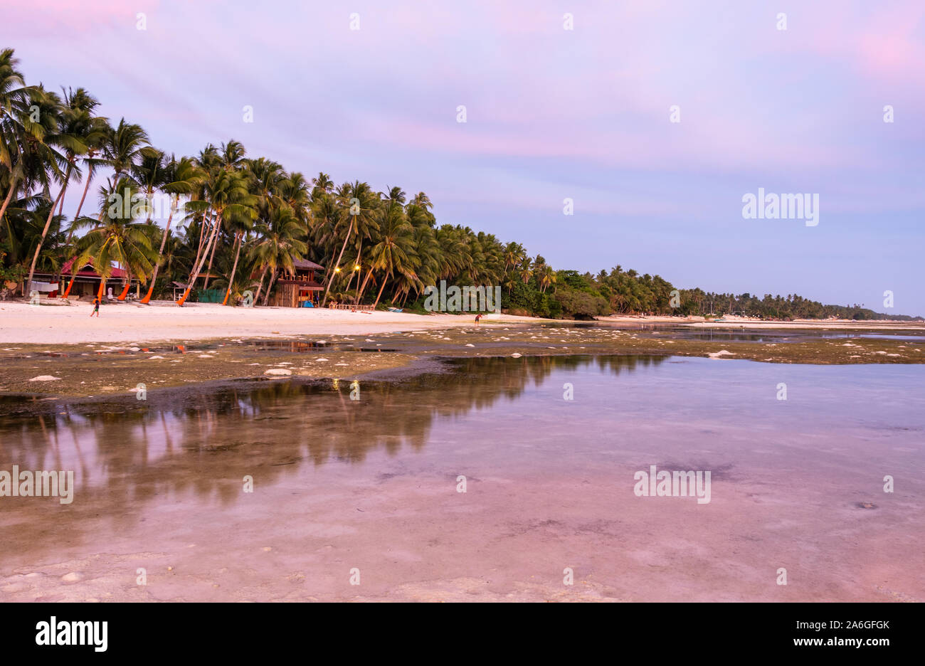 Spiaggia di San Juan al tramonto, Isola di Siquijor, Filippine Foto Stock