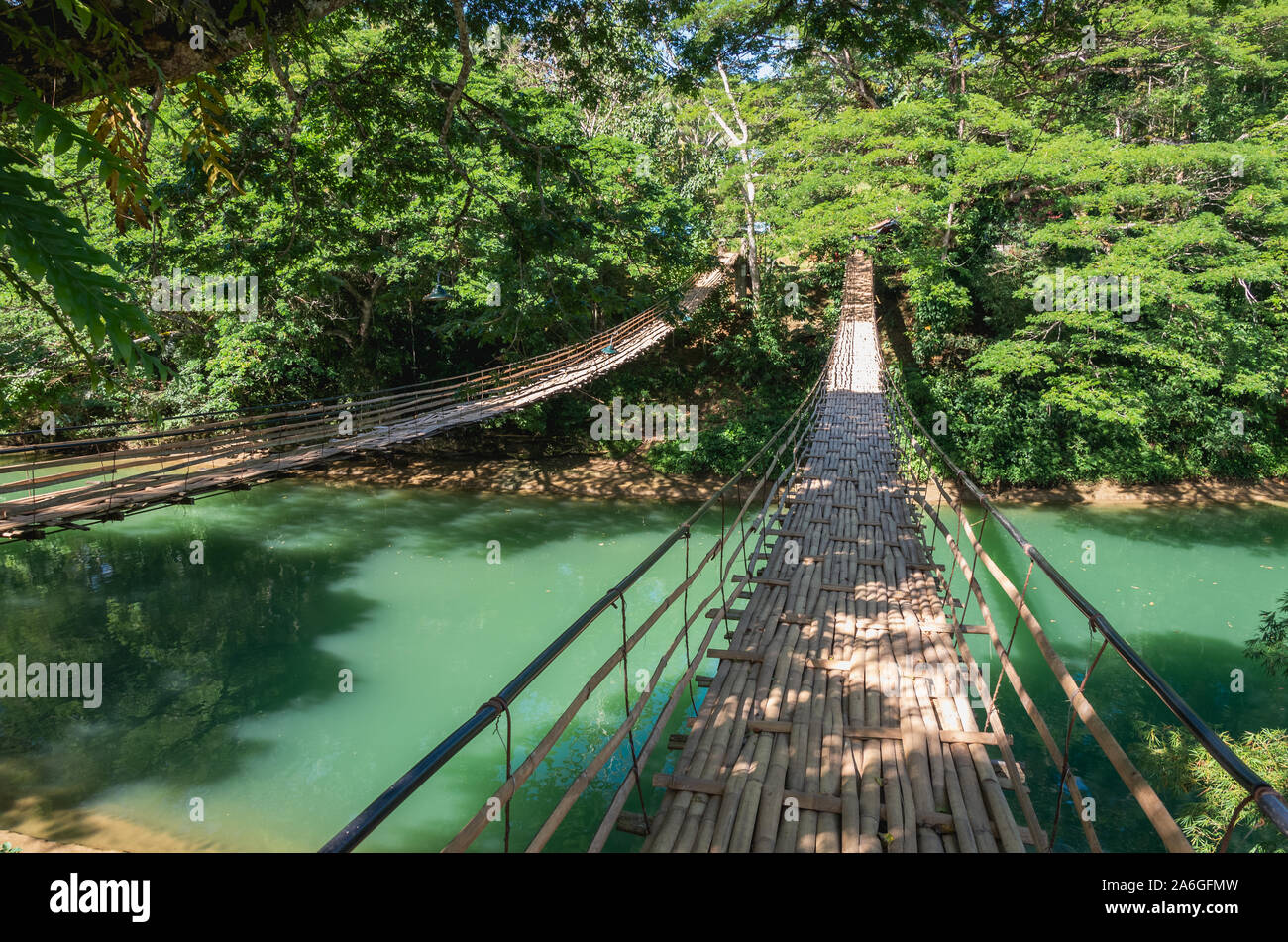 Bambù doppio ponte sospeso vicino a Sevilla, Bohol, Filippine. Foto Stock
