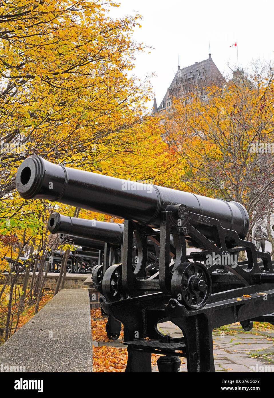 I cannoni sulla parete della Vecchia Quebec City con Chateau Frontenac in background in autunno. Foto Stock