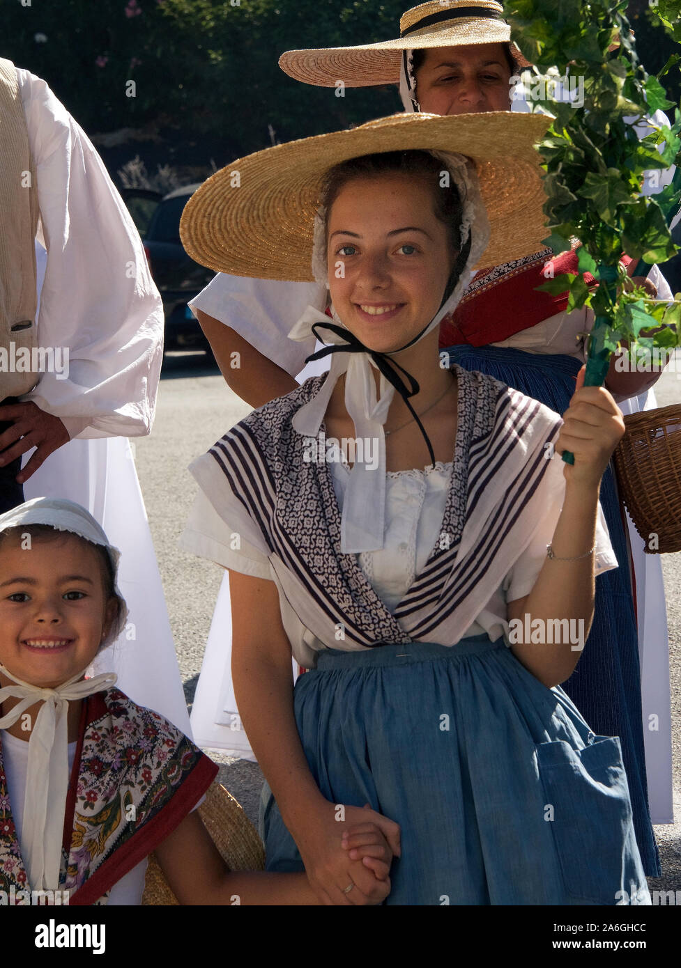 Chiudere fino a due ragazze Processione della festa di San Giuseppe Foret St Paul Var Provence Francia Foto Stock