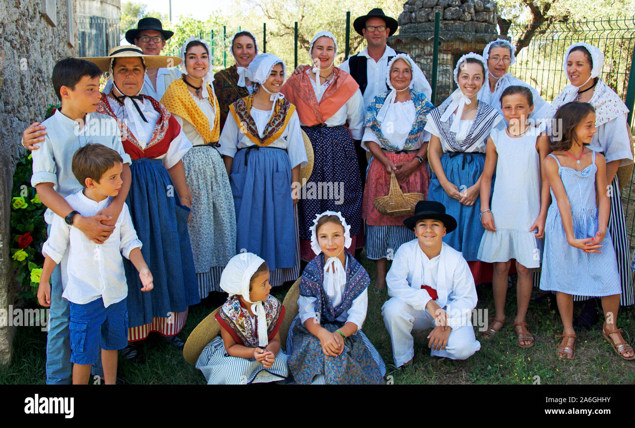 I partecipanti che pongono in costume per la Processione della festa di San Giuseppe Foret St Paul Var Provence Francia Foto Stock