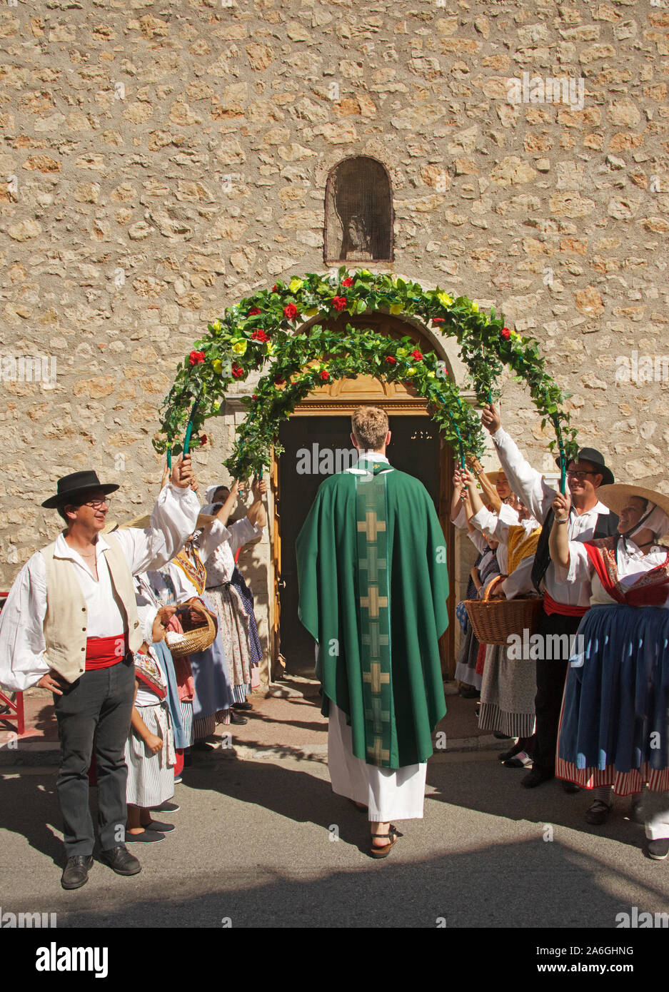 Sacerdote entrando in chiesa Processione della festa di San Giuseppe Foret St Paul Var Provence Francia Foto Stock