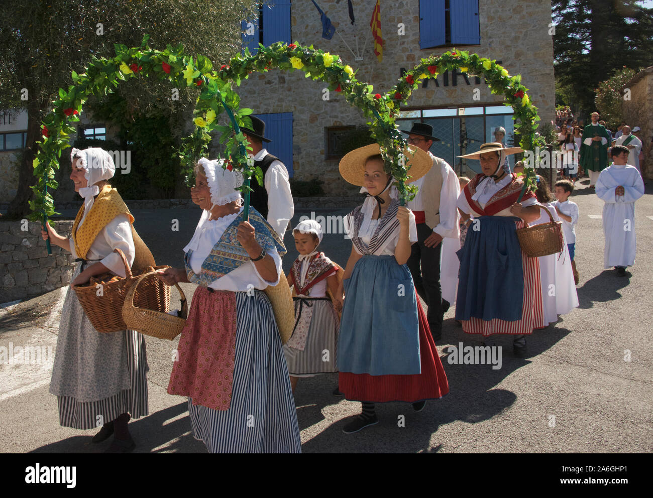 Processione della Festa di San Giuseppe donne che portano corone d'alloro Foret St Paul Var Provence Francia Foto Stock