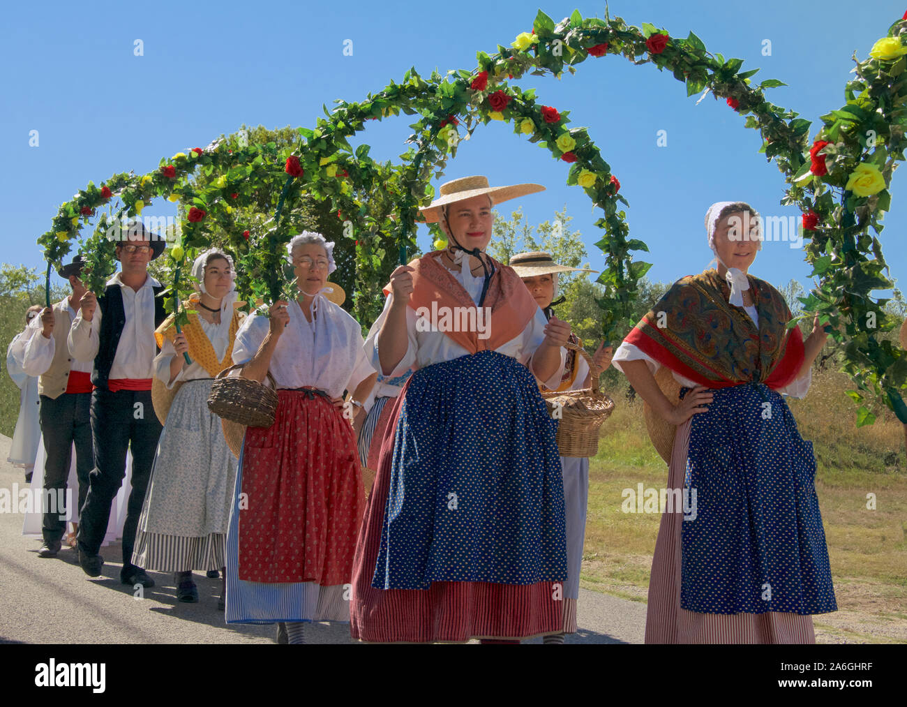 Processione della Festa di San Giuseppe donne che portano corone d'alloro Foret St Paul Var Provence Francia Foto Stock