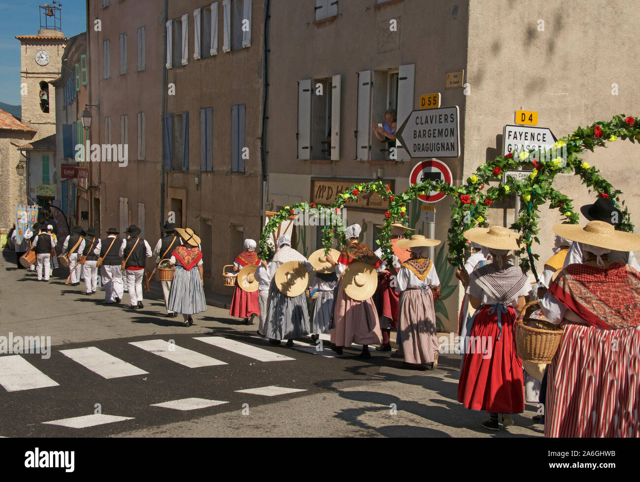 Processione della Festa di San Giuseppe donne che portano corone d'alloro Foret St Paul Var Provence Francia Foto Stock
