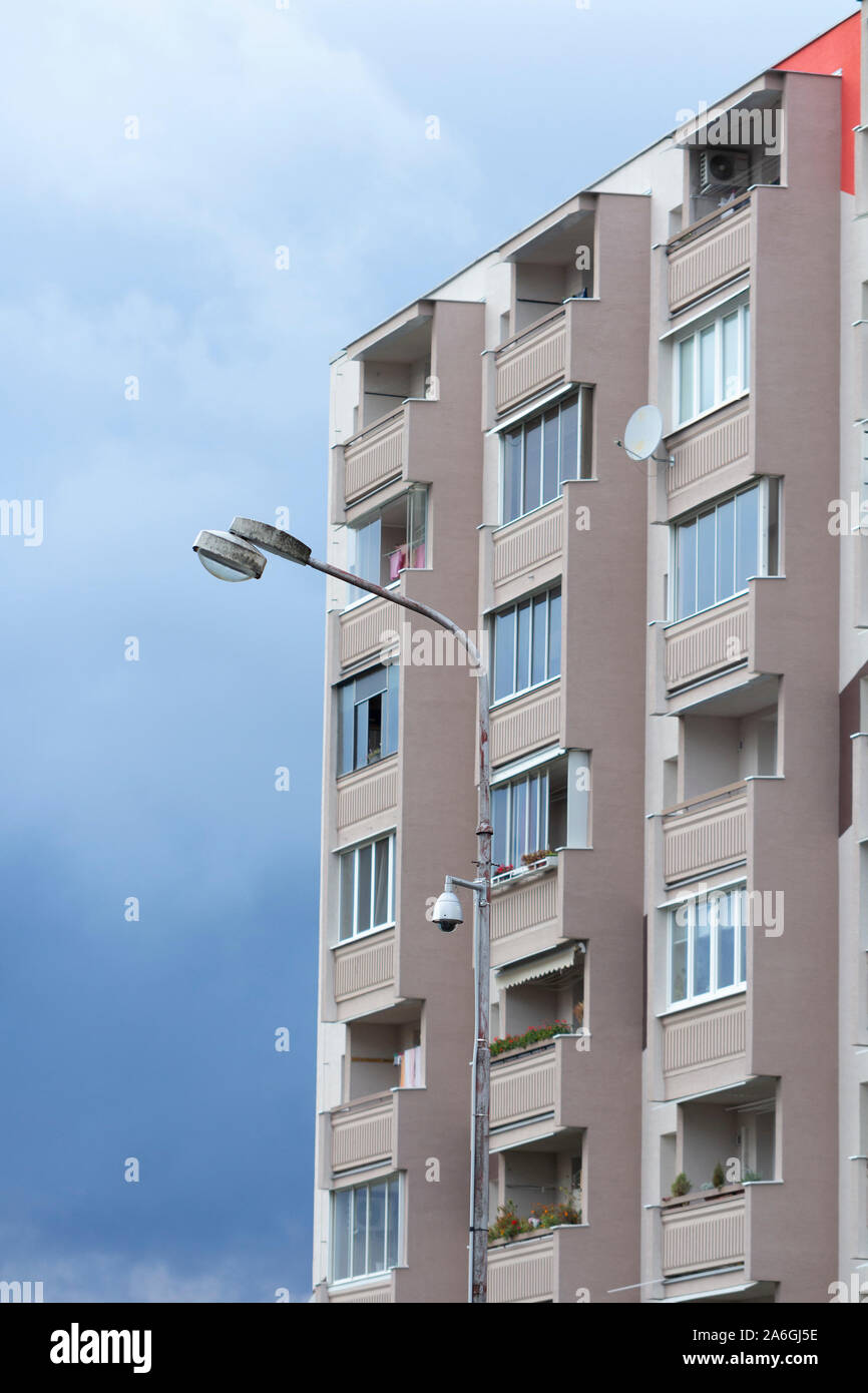 facciata dell'edificio di appartamenti sopra il cielo nuvoloso Foto Stock