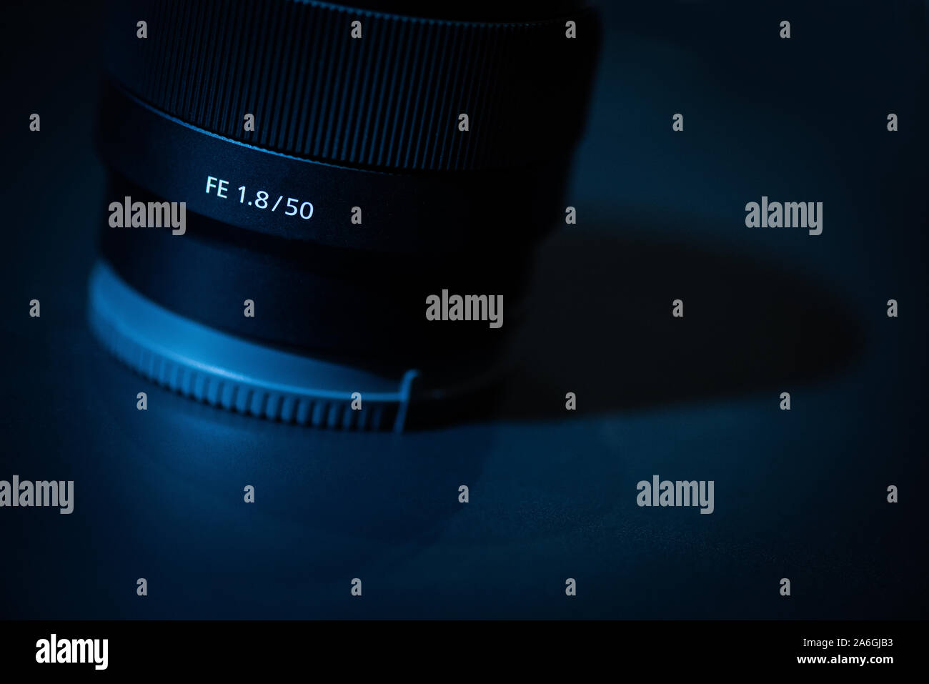 Sony 50mm 1.8 FE lente attacco su uno sfondo nero con ombra, ingranaggio della fotocamera Sony A7iii Foto Stock