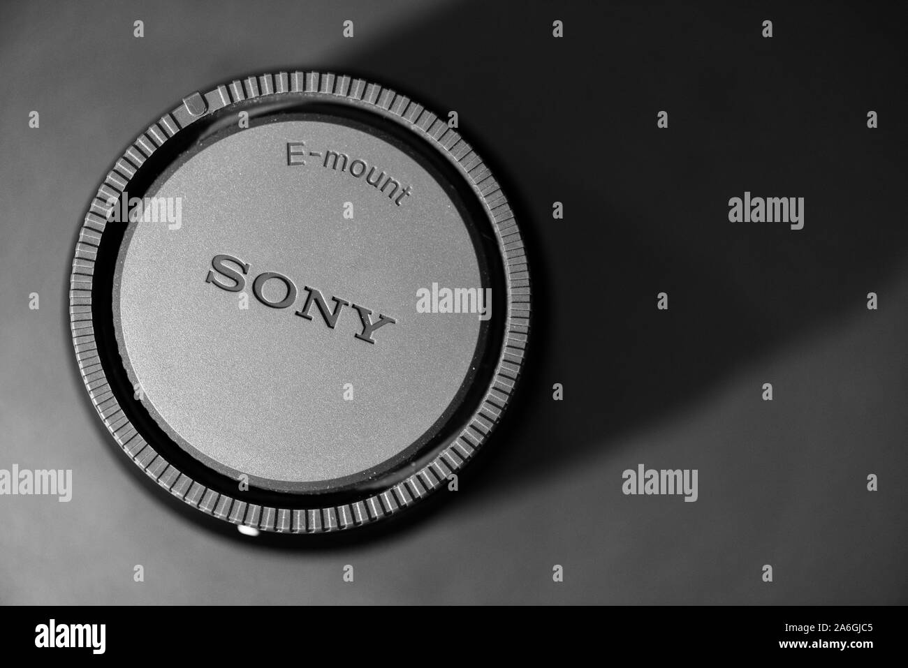 Sony e lente attacco su uno sfondo nero con ombra, ingranaggio della fotocamera Sony A7iii Foto Stock