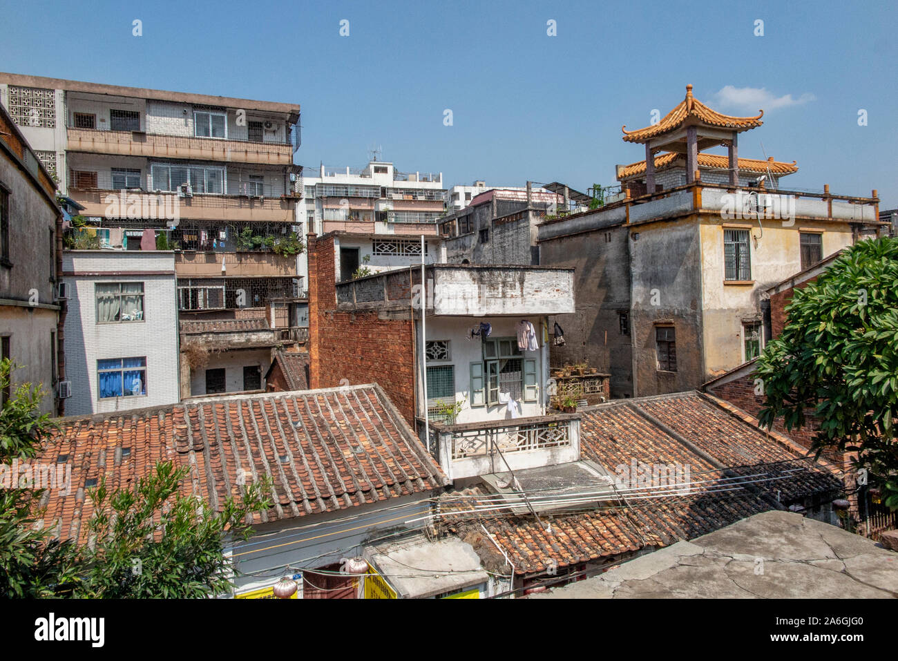 Case all'interno delle antiche mura della città di Zhaoqing in Cina Foto Stock