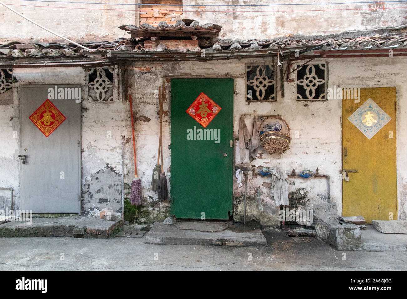 Porte colorate all'interno delle antiche mura della città di Zhaoqing in Cina Foto Stock