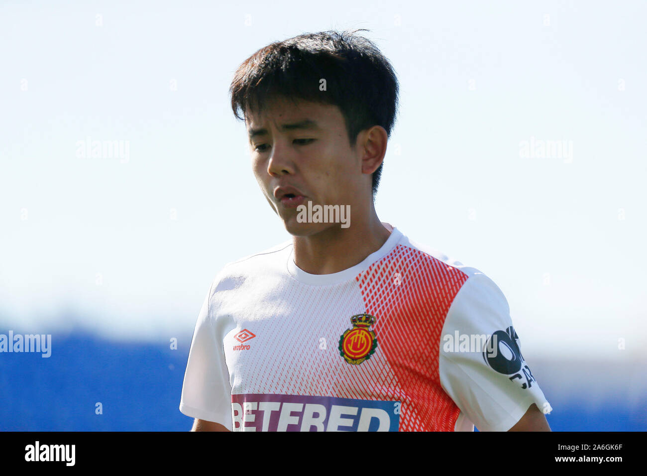 Takefusa Kubo, giocatore di Maiorca dal Giappone si riscalda prima di La Spagnola La Liga match round 10 tra CD Leganes e RCD Mallorca a Butarque Stadium.(punteggio finale; CD Leganes 1:0 RCD Mallorca) Foto Stock