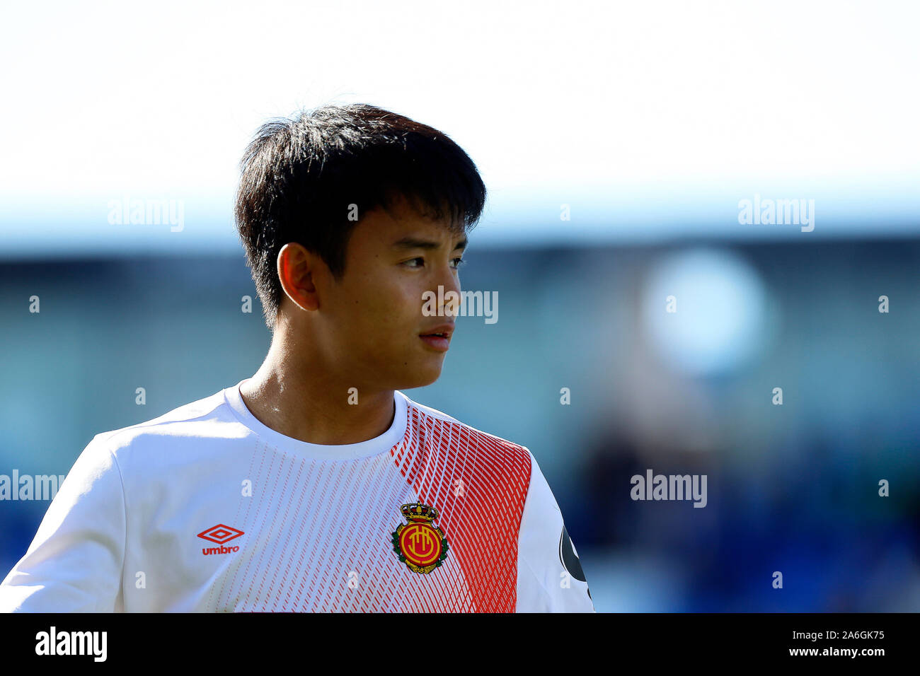 Takefusa Kubo, giocatore di Maiorca dal Giappone si riscalda prima di La Spagnola La Liga match round 10 tra CD Leganes e RCD Mallorca a Butarque Stadium.(punteggio finale; CD Leganes 1:0 RCD Mallorca) Foto Stock