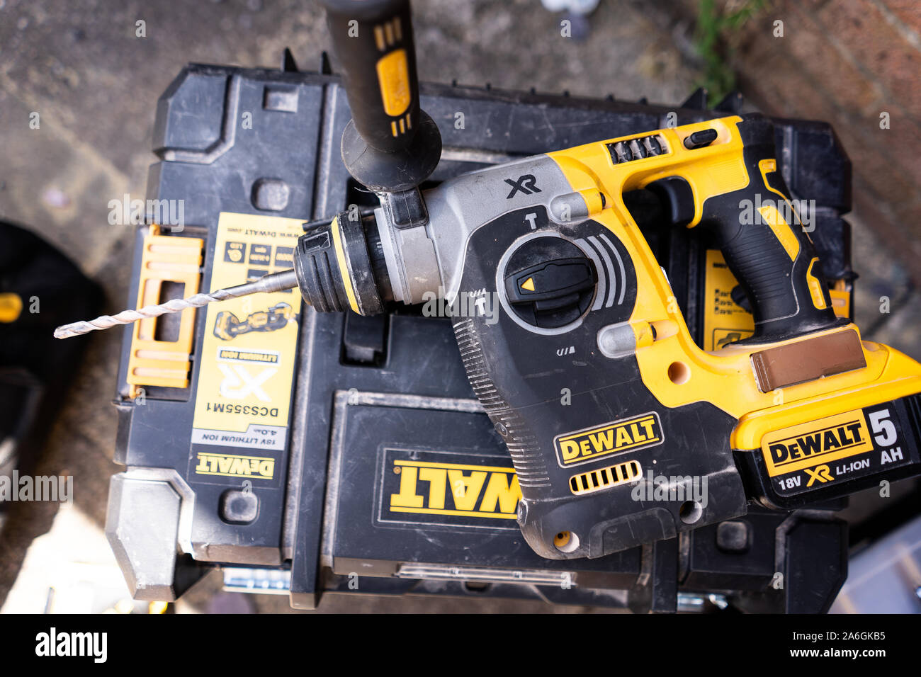 Dewalt 18v XR trapano SDS con un 5Ah batteria agli ioni di litio, su un  dewalt robusto sistema T stak caso, picture prendere sul viale di accesso a  Londra Foto stock -