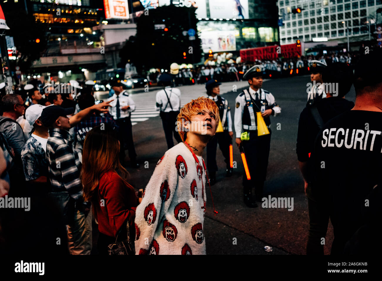 Shibuya e Giappone. 26 ott 2019. Un uomo guarda fino a insegne al neon che circonda il Shibuya Crossing durante le celebrazioni di Halloween in Shibuya, Giappone il 26 ottobre 2019. Credito: Aflo Co. Ltd./Alamy Live News Foto Stock