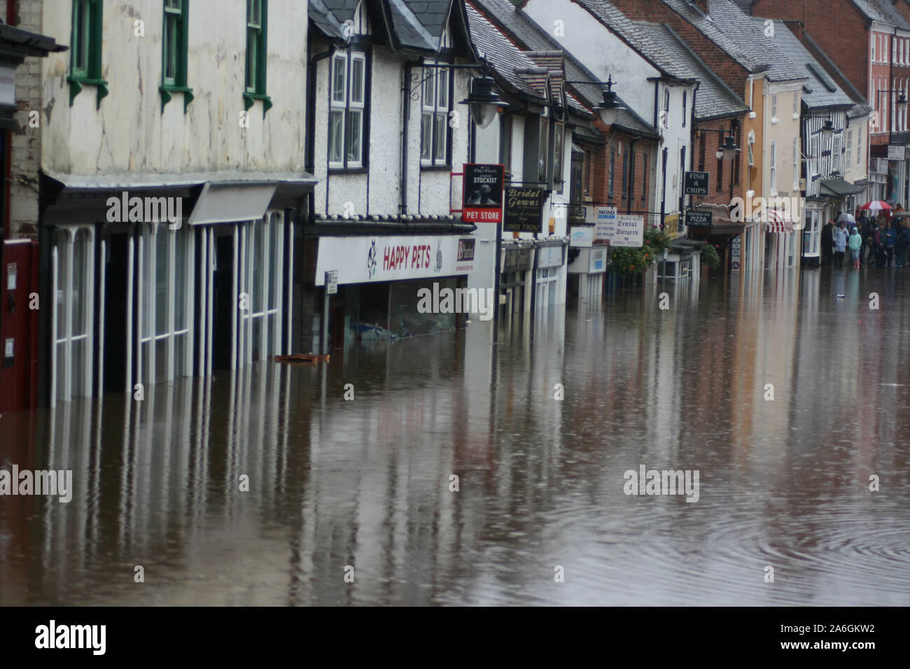 Cambiamenti climatici, Droitwich Spa, Worcester, Inghilterra, Regno Unito, 21/07/2017 . High Street alluvionata, nelle vicinanze, Canal e il fiume Salwarpe hanno aperto la sua banca Foto Stock