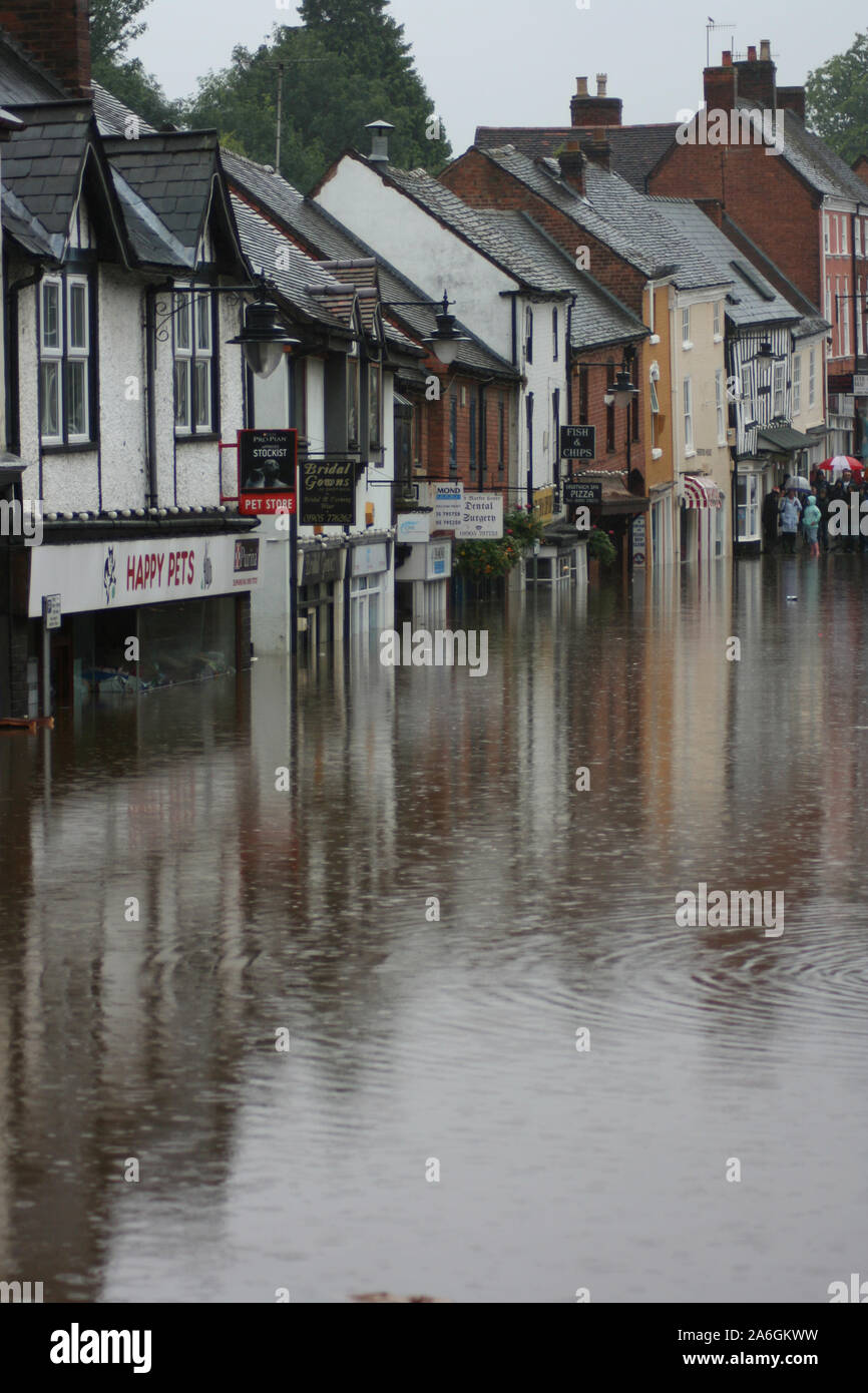 Cambiamenti climatici, Droitwich Spa, Worcester, Inghilterra, Regno Unito, 21/07/2017 . High Street alluvionata, nelle vicinanze, Canal e il fiume Salwarpe hanno aperto la sua banca Foto Stock
