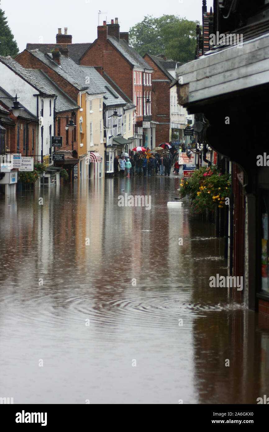 Cambiamenti climatici, Droitwich Spa, Worcester, Inghilterra, Regno Unito, 21/07/2017 . High Street alluvionata, nelle vicinanze, Canal e il fiume Salwarpe hanno aperto la sua banca Foto Stock