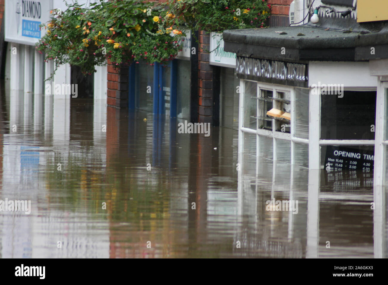 Cambiamenti climatici, Droitwich Spa, Worcester, Inghilterra, Regno Unito, 21/07/2017 . High Street alluvionata, nelle vicinanze, Canal e il fiume Salwarpe hanno aperto la sua banca Foto Stock