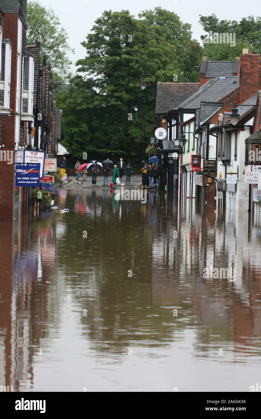 Cambiamenti climatici, Droitwich Spa, Worcester, Inghilterra, Regno Unito, 21/07/2017 . High Street alluvionata, nelle vicinanze, Canal e il fiume Salwarpe hanno aperto la sua banca Foto Stock