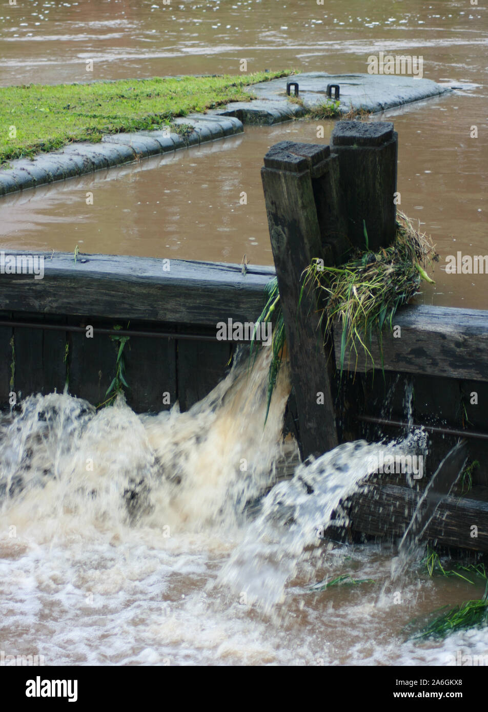 Droitwich Spa, Worcester, England, Regno Unito, 21/07/2017 . Inondati cancelli di blocco, come il vicino parco vitigni, sul canale e sul fiume Salwarpe scoppiare la sua banca Foto Stock