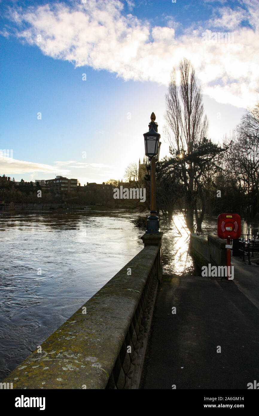 Worcester, England, Regno Unito, 13/02/2014 . Inondati fiume Severn scoppiare le sue banche e il scaricatori di piena di cui è stato eseguito il backup dopo una forte pioggia caduta. Foto Stock