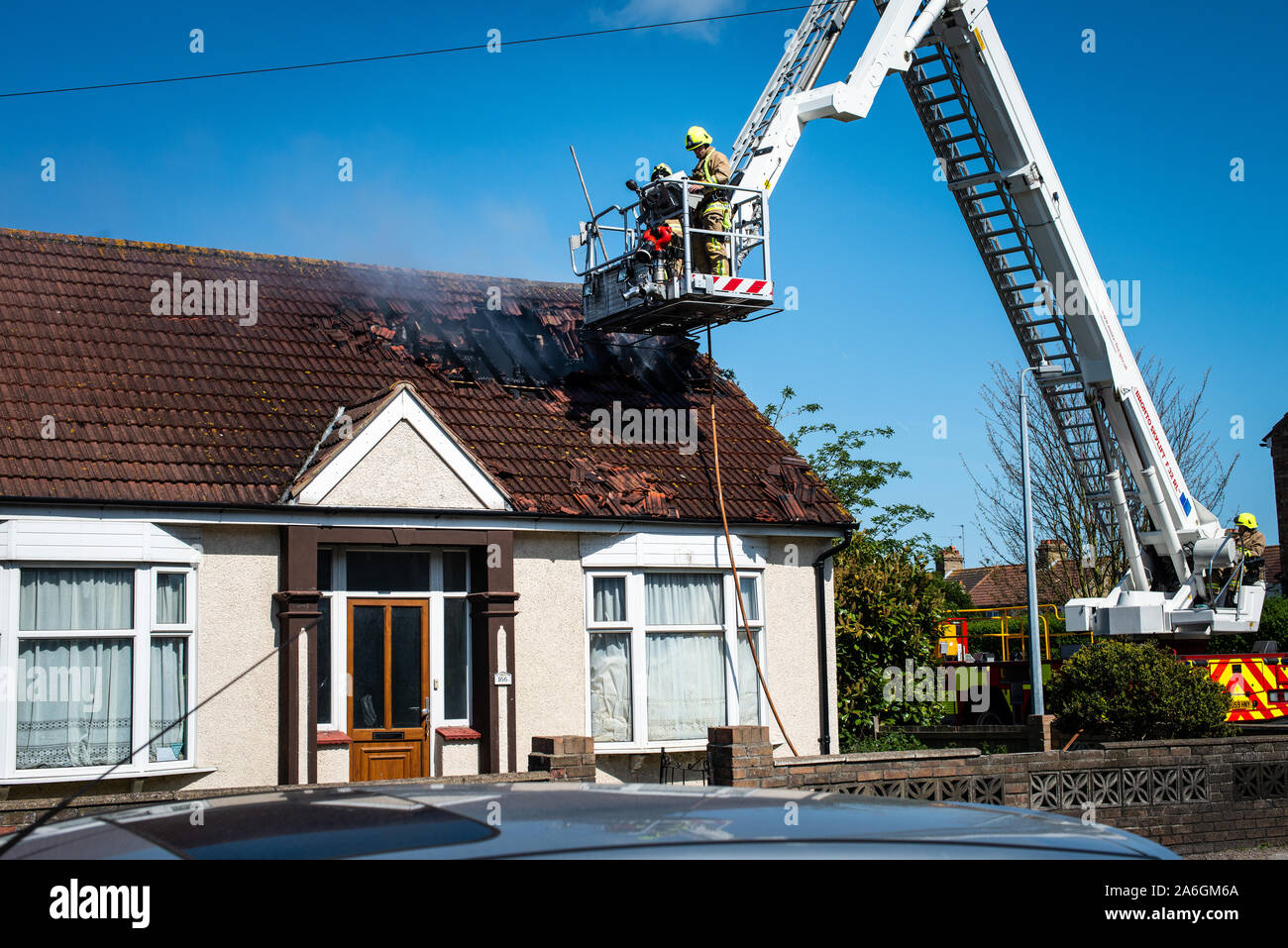 Vigili del fuoco assistere ad una scena di emergenza con una casa sul fuoco in Clacton On Sea, lavatrice e asciugatrice in causa Foto Stock