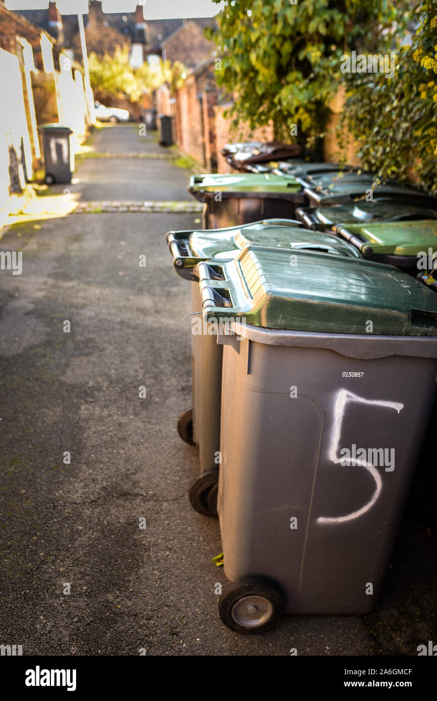 Rifiuti dopo essendo volare ribaltato, dumping di rifiuti, rifiuti pericolosi, il littering, volare il ribaltamento in Stoke on Trent uno di Englands aree più povere Foto Stock