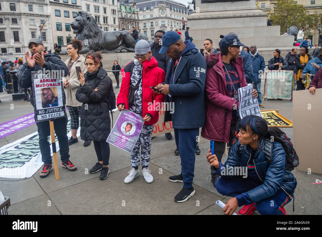 Londra, Regno Unito. Il 26 ottobre 2019. I membri della famiglia di ascoltare discorsi. Il Regno familiari e amici in campagna (UFFC), una coalizione di di persone uccise dalla polizia, nelle carceri, nei centri di detenzione per immigrati e sicuro in ospedali psichiatrici raccogliere a marzo da Trafalgar Square per un rally su Whitehall di fronte a Downing St. sebbene migliaia sono morti in circostanze sospette dal 1990, non uno dei responsabili sono stati condannati per omicidio o omicidio colposo. Peter Marshall / Alamy Live News Foto Stock