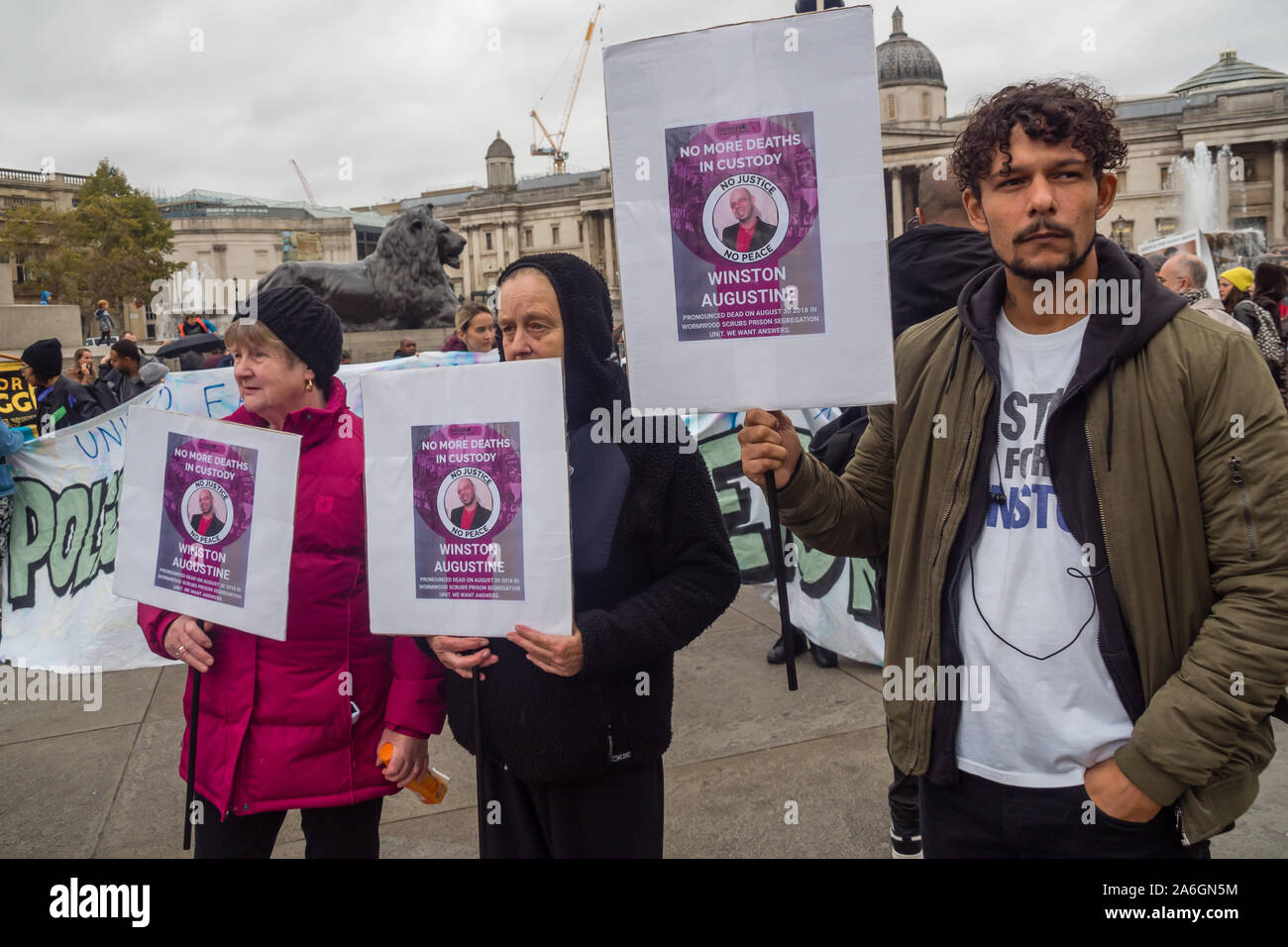 Londra, Regno Unito. Il 26 ottobre 2019. Il Regno familiari e amici in campagna (UFFC), una coalizione di di persone uccise dalla polizia, nelle carceri, nei centri di detenzione per immigrati e sicuro in ospedali psichiatrici raccogliere a marzo da Trafalgar Square per un rally su Whitehall di fronte a Downing St. sebbene migliaia sono morti in circostanze sospette dal 1990, non uno dei responsabili sono stati condannati per omicidio o omicidio colposo. Peter Marshall / Alamy Live News Foto Stock