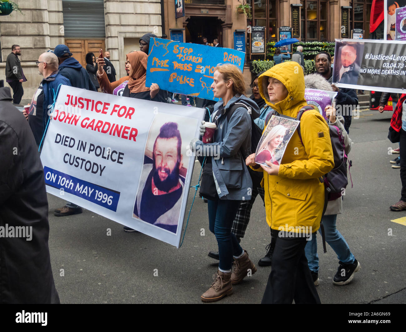 Londra, Regno Unito. Il 26 ottobre 2019. Il Regno familiari e amici in campagna (UFFC), una coalizione di di persone uccise dalla polizia, nelle carceri, nei centri di detenzione per immigrati e sicuro in ospedali psichiatrici marzo lentamente da Trafalgar Square per un rally su Whitehall di fronte a Downing St. sebbene migliaia sono morti in circostanze sospette dal 1990, non uno dei responsabili sono stati condannati per omicidio o omicidio colposo. Peter Marshall / Alamy Live News Foto Stock