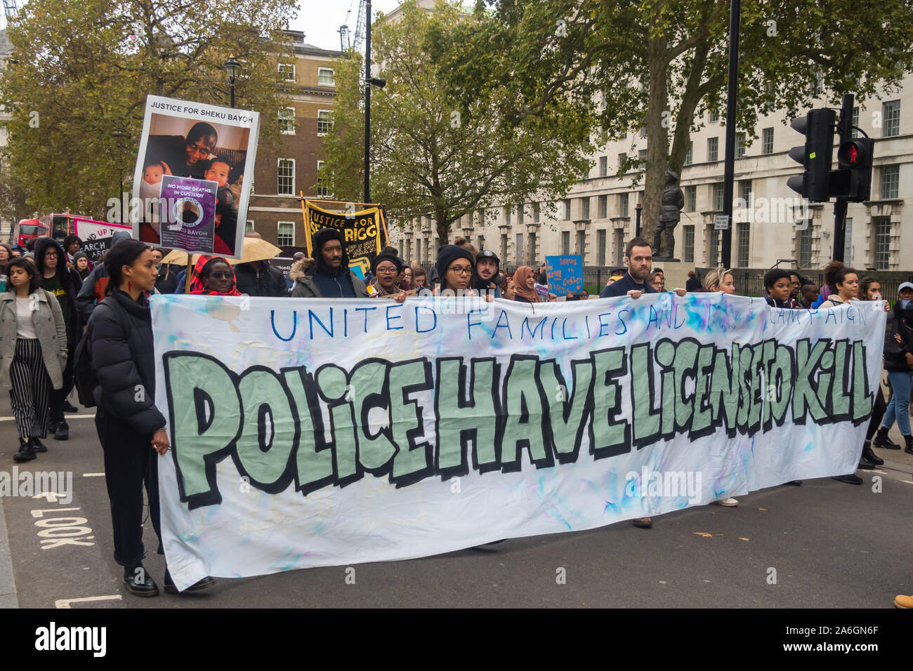 Londra, Regno Unito. Il 26 ottobre 2019. Il Regno familiari e amici in campagna (UFFC), una coalizione di di persone uccise dalla polizia, nelle carceri, nei centri di detenzione per immigrati e sicuro in ospedali psichiatrici marzo lentamente da Trafalgar Square per un rally su Whitehall di fronte a Downing St. sebbene migliaia sono morti in circostanze sospette dal 1990, non uno dei responsabili sono stati condannati per omicidio o omicidio colposo. Peter Marshall / Alamy Live News Foto Stock