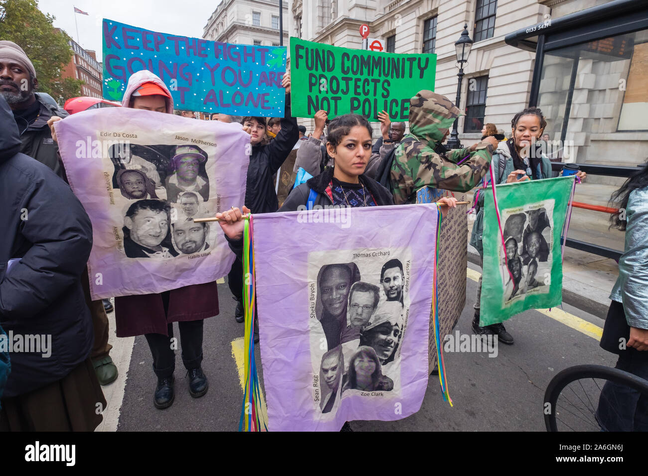 Londra, Regno Unito. Il 26 ottobre 2019. Il Regno familiari e amici in campagna (UFFC), una coalizione di di persone uccise dalla polizia, nelle carceri, nei centri di detenzione per immigrati e sicuro in ospedali psichiatrici marzo lentamente da Trafalgar Square per un rally su Whitehall di fronte a Downing St. sebbene migliaia sono morti in circostanze sospette dal 1990, non uno dei responsabili sono stati condannati per omicidio o omicidio colposo. Peter Marshall / Alamy Live News Foto Stock