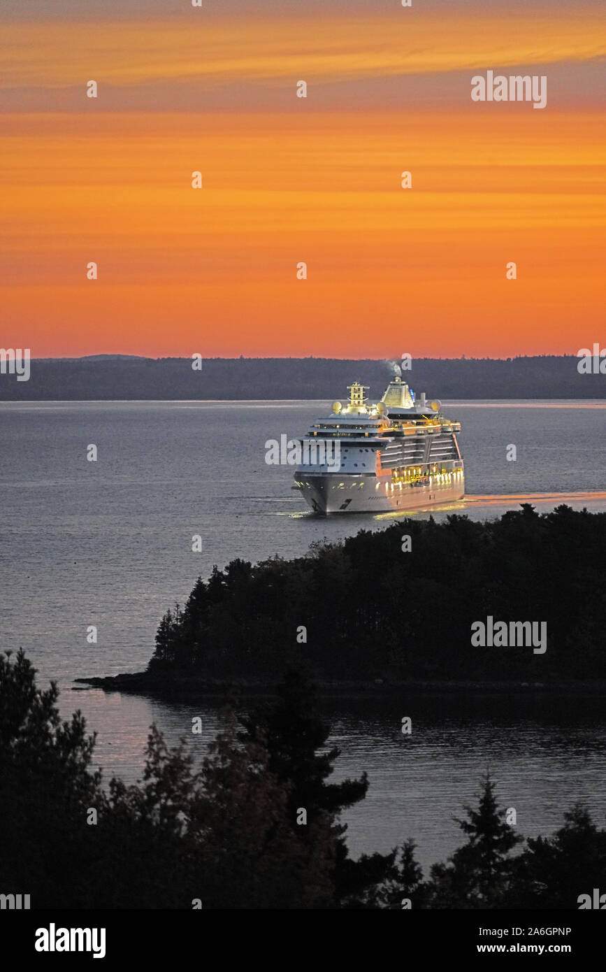 Royal Caribbean Cruise Ship serenata dei mari a Bar Harbor, Maine, su una stagione autunnale crociera. Foto Stock