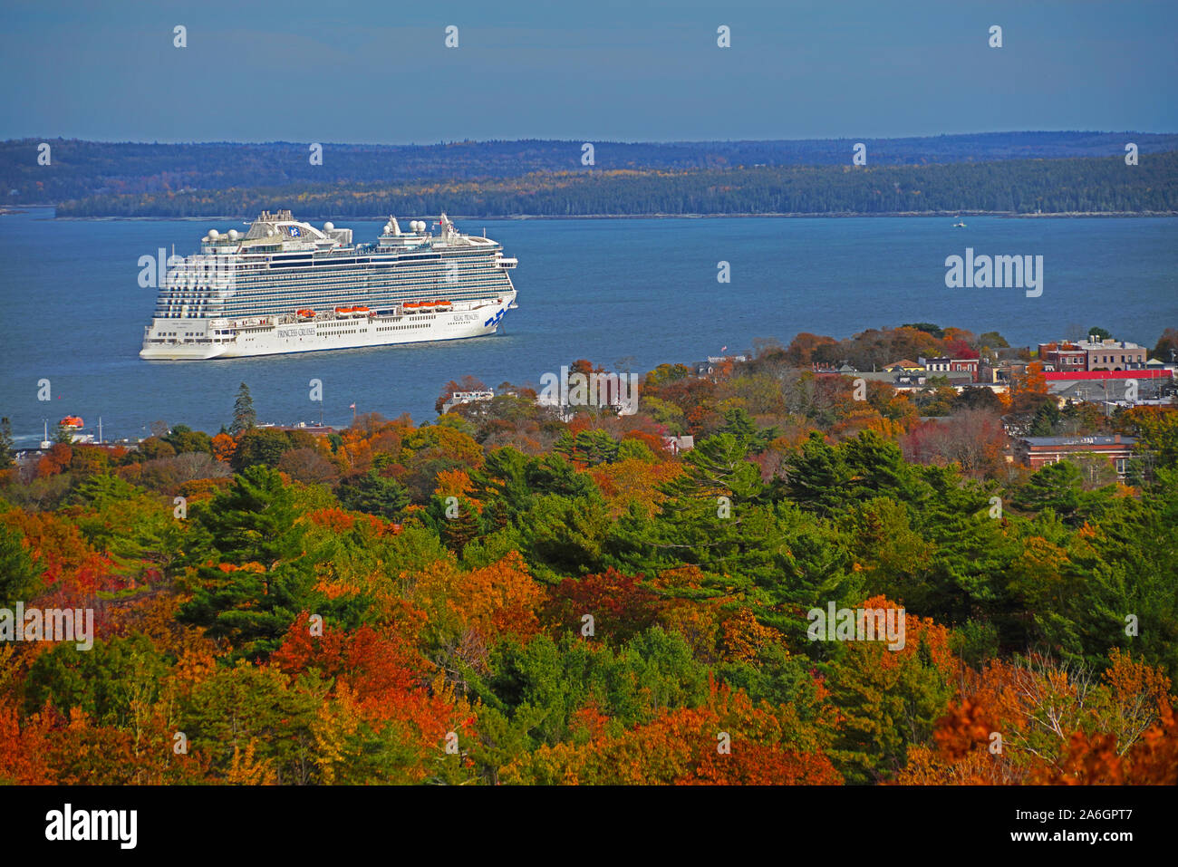 Regal Princess nave da crociera al Bar Harbor, Maine, durante la stagione autunnale Stagione di crociera. Foto Stock