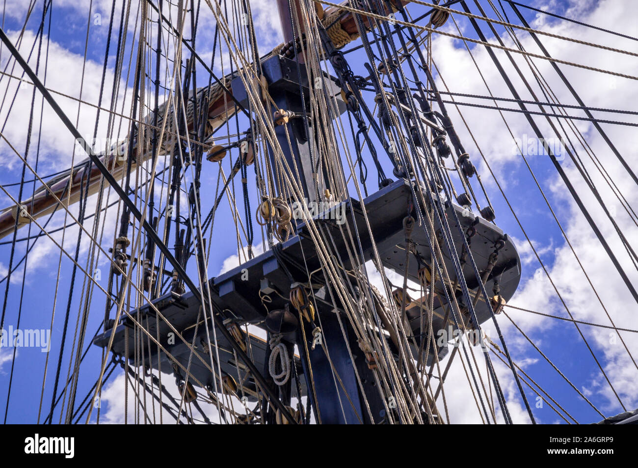 Montante, cordami e vele ripiegata di un classico della nave a vela. Foto Stock