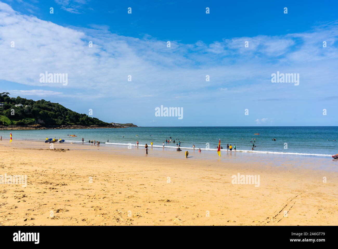 Spiaggia amanti di prendere il sole, surf, kayak e godere di famiglia il tempo in uno dei migliori luoghi di villeggiatura nel Regno Unito su una calda giornata di sole, i turisti in vacanza Foto Stock