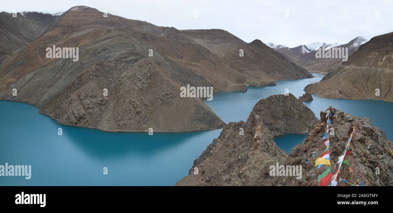 La Simila passano sopra il serbatoio Manla Gyantse County nella regione autonoma del Tibet, è situato a 4.200 m sopra il livello del mare. Foto Stock