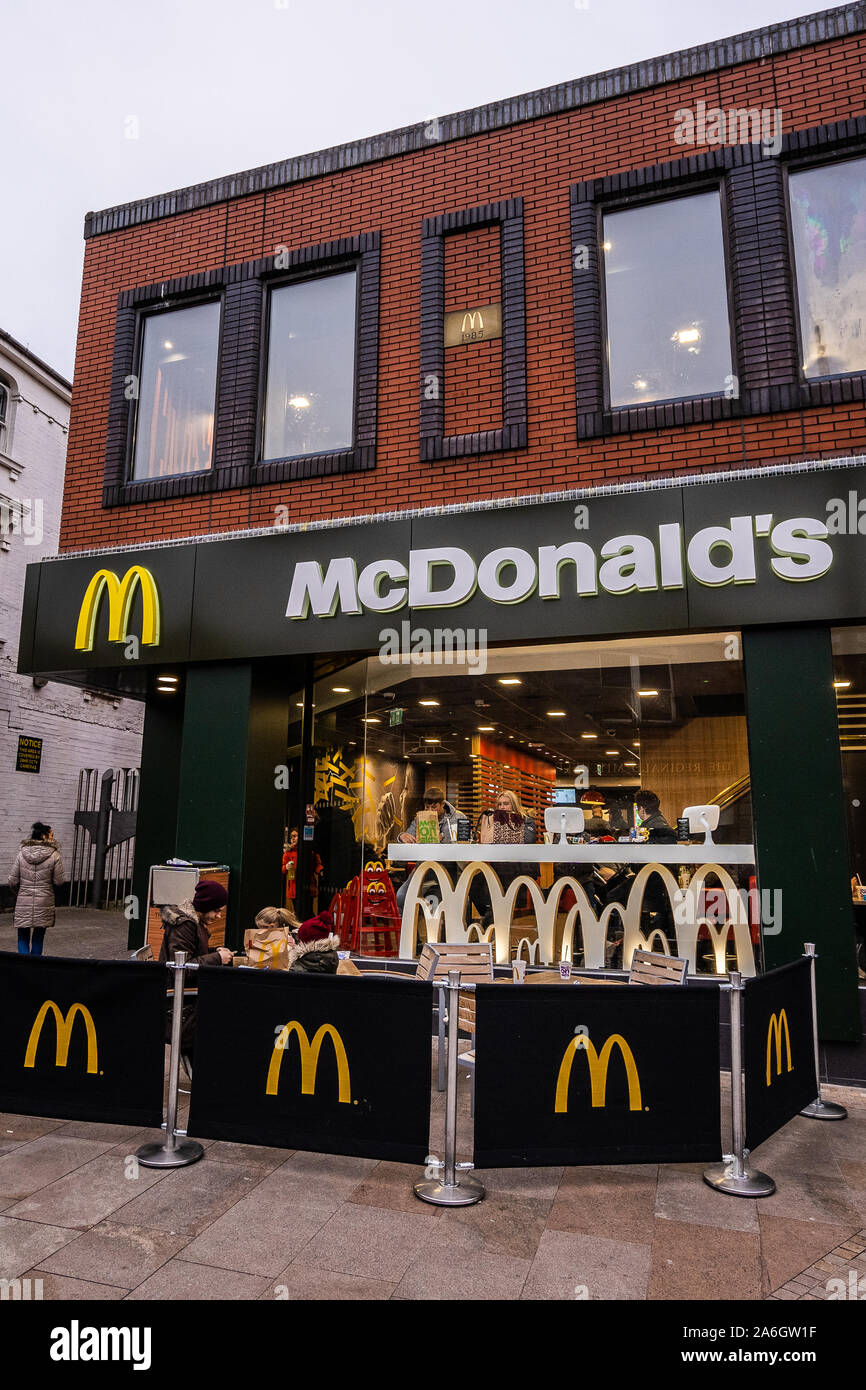 Le persone godono di un bello e caldo McDonalds pasto fuori dopo lo shopping in gennaio e vendite di Natale in una fredda giornata di gennaio Foto Stock