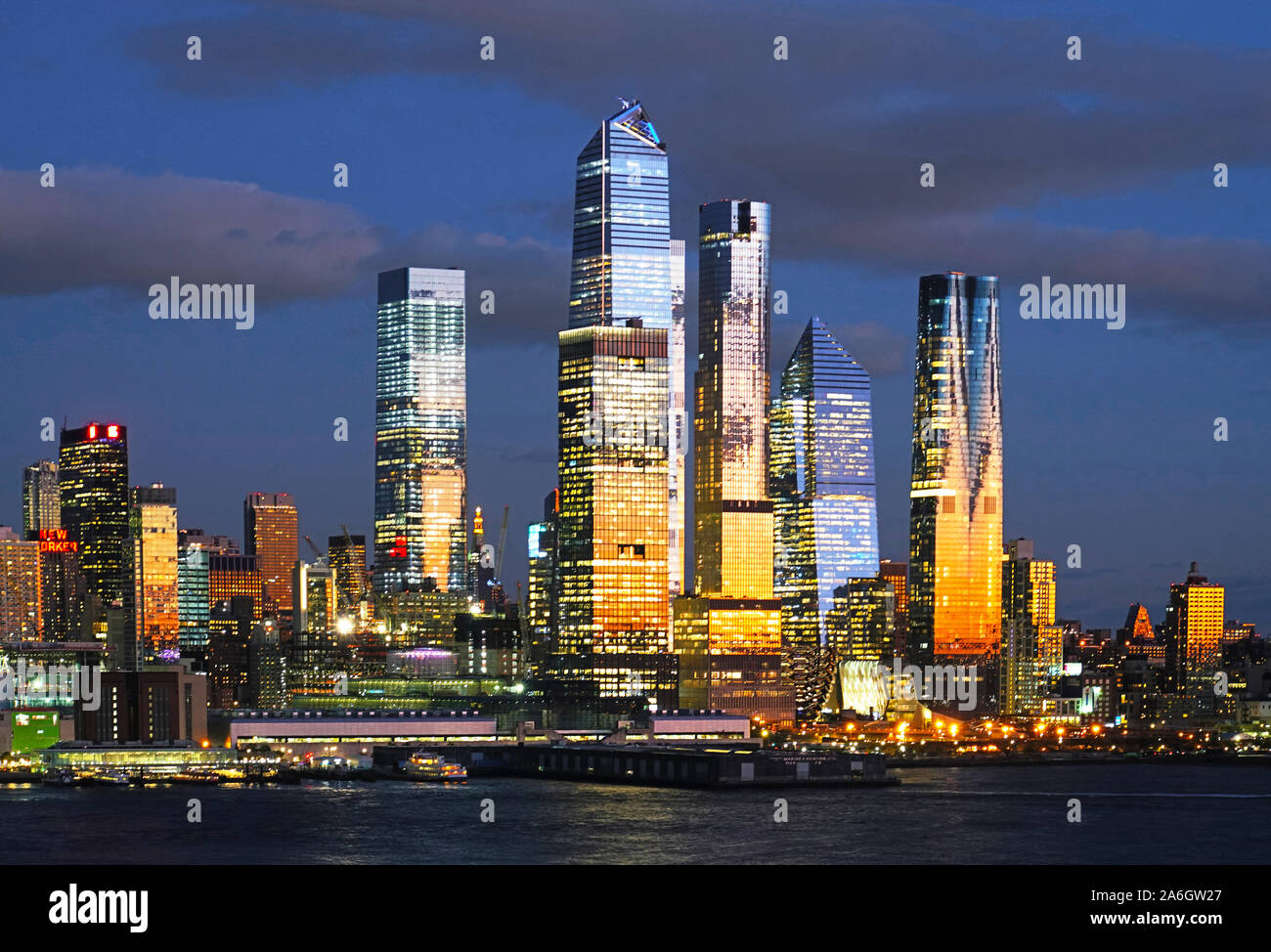 La città di New York skyline di mid-Manhattan di notte. Foto Stock