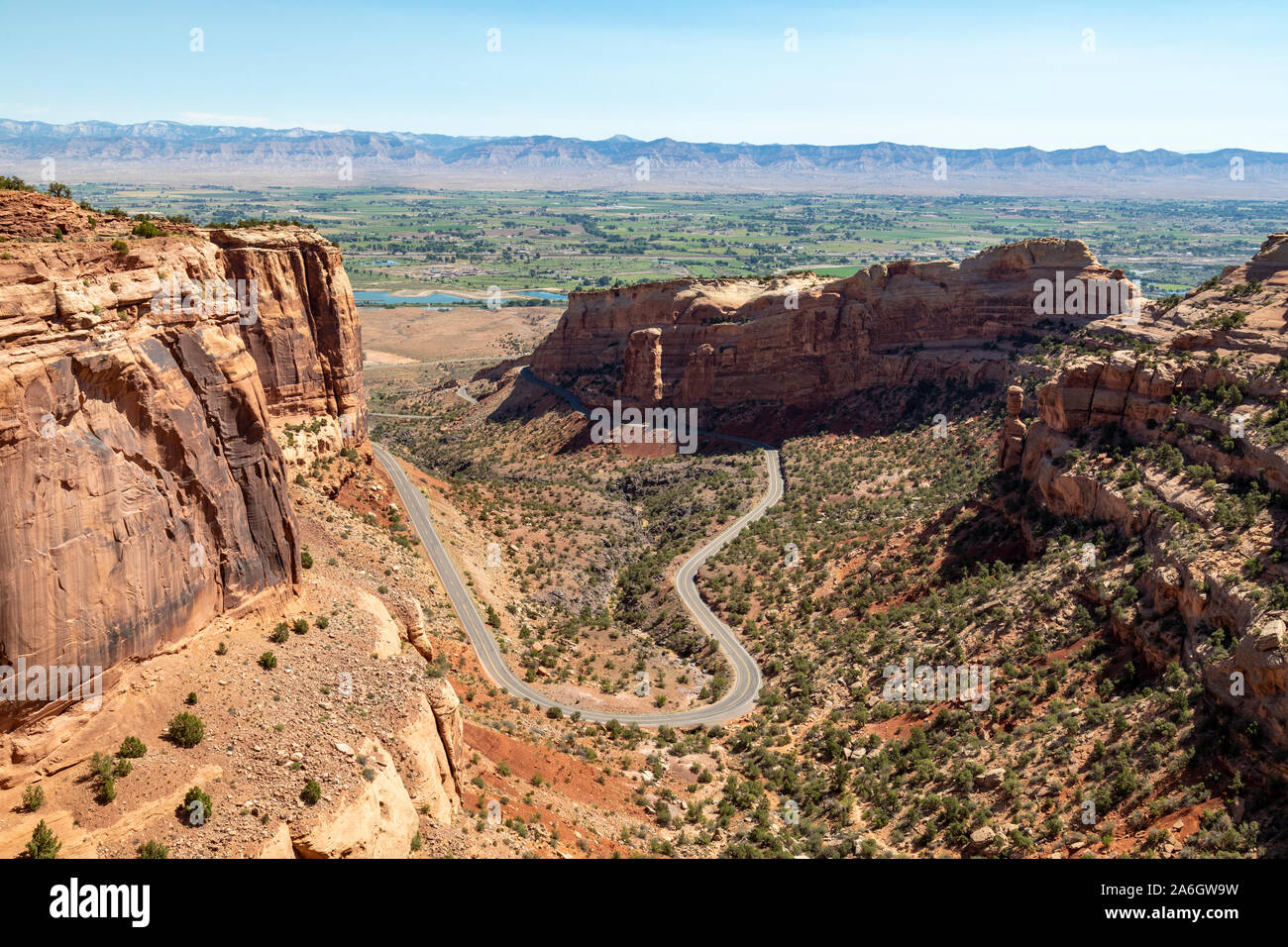 Fruita Canyon è un ripido canalone foderato con torreggianti Wingate muri in pietra arenaria. Rim Drive Rock serpenti fino al canyon di seguito prima di salire su suo lato ovest. Foto Stock