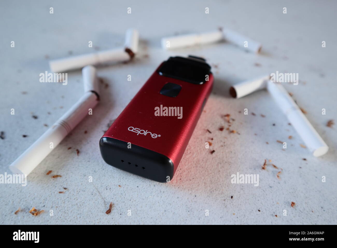 Dispositivo Vape sigaretta elettronica aspire breeze, come fumare  alternativa con rotture di marlboro gold le sigarette e il tabacco diffusa  su bianco a trama ba Foto stock - Alamy