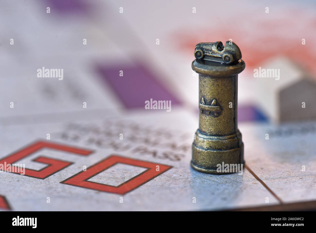 Un giocatore atterra sul go square durante la riproduzione di un gioco di monopolio sull'ottantesimo anniversario edizione board Foto Stock