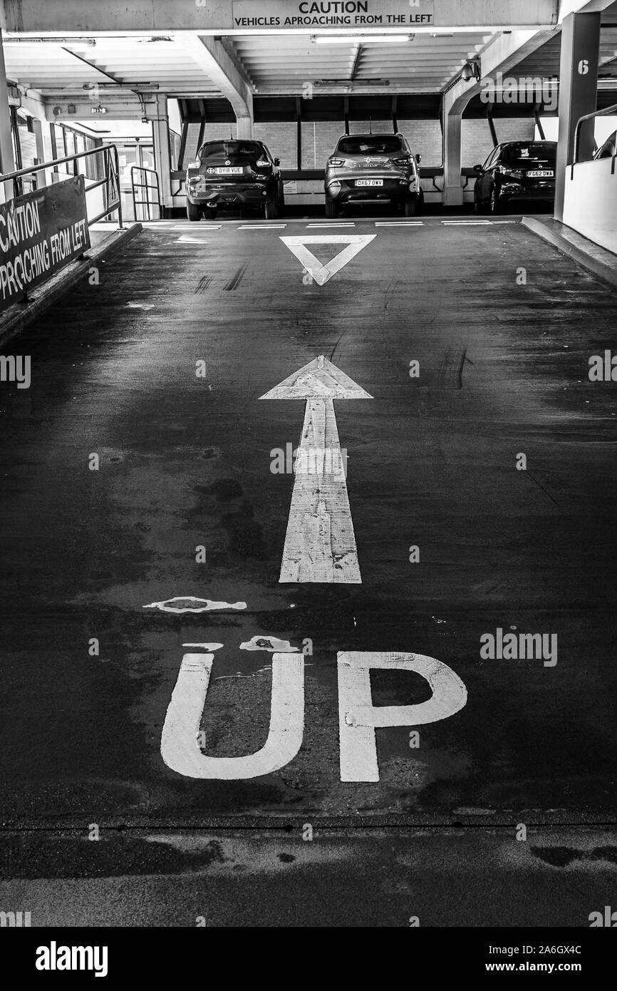 Multipiano parcheggio auto in garage per la Intu Potteries Shopping Centre, Precinct, centro commerciale nel centro della città Foto Stock