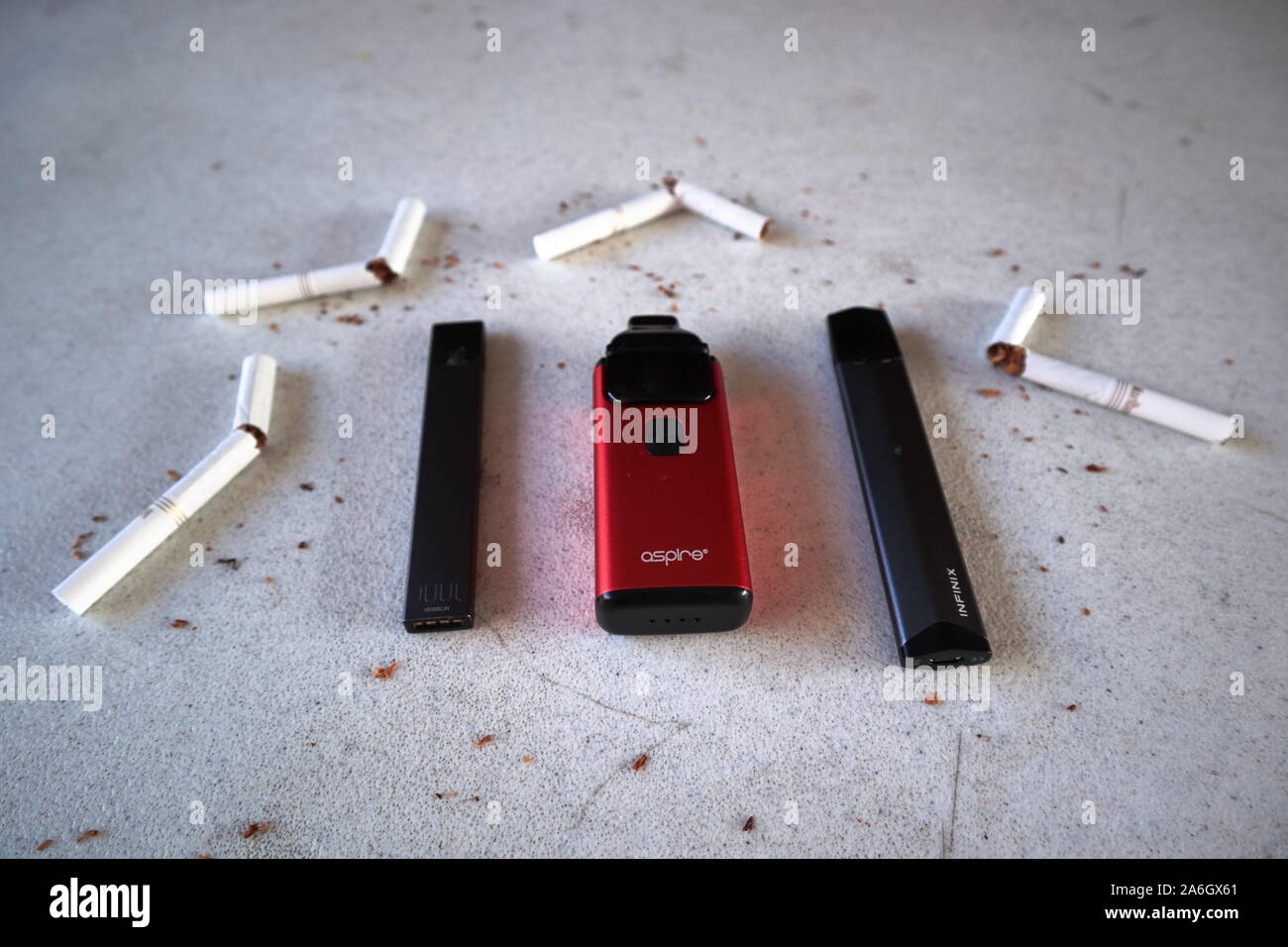Diversi dispositivi di vape le sigarette elettroniche juul, aspirano breeze, smok infinix, come fumare alternative con rotte oro marlboro sigarette e scatt Foto Stock
