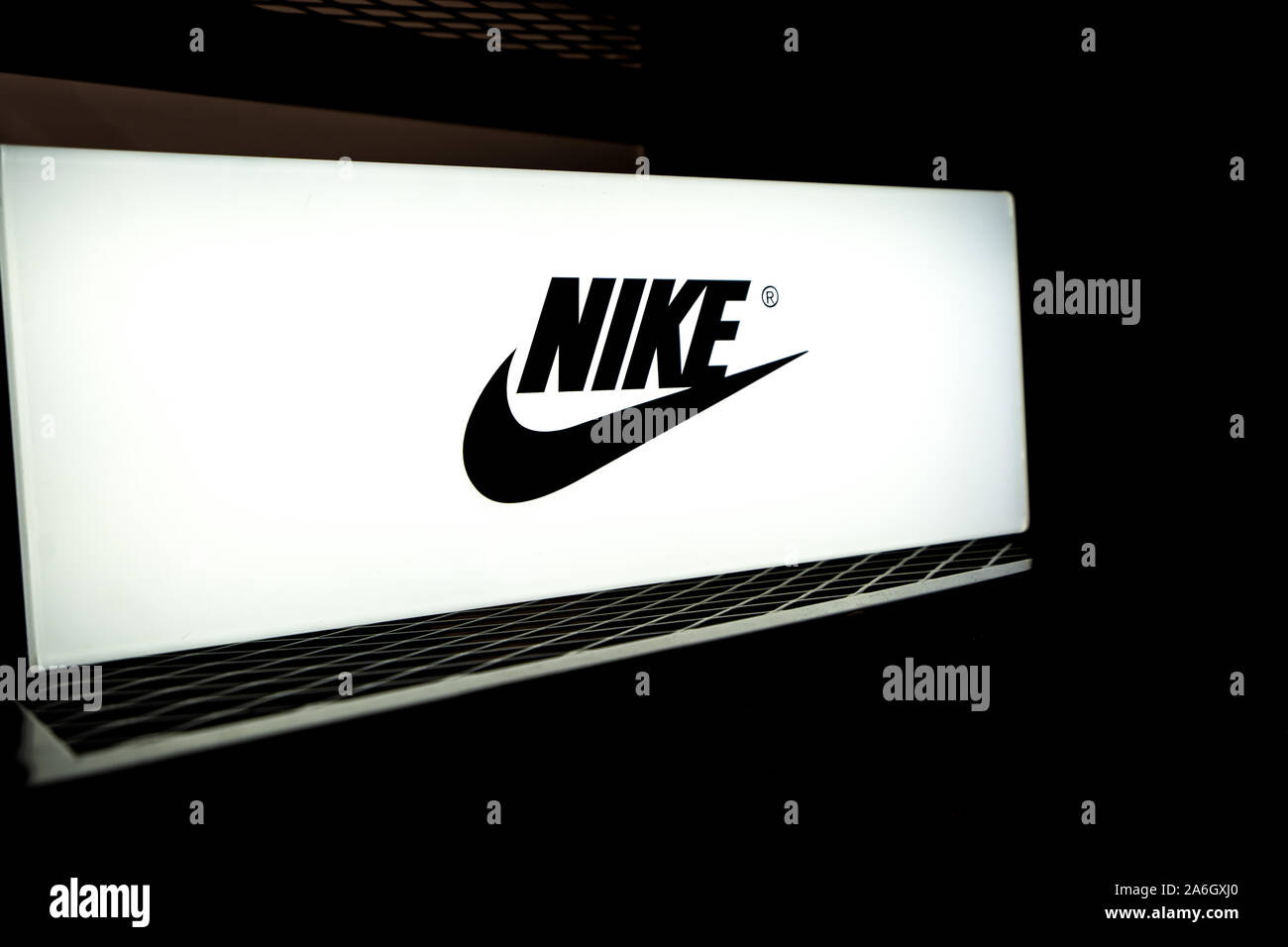 Un bianco e nero luminoso segno Nike sul display in JD negozio sportivo  negozio nel centro della città shopping mall Foto stock - Alamy