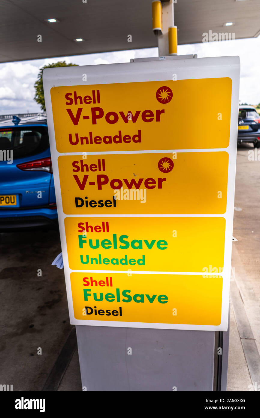 Le pompe del combustibile in corrispondenza del distributore di benzina della Shell, per la vendita di V per alimentazione a benzina e diesel, carburante Shell risparmiare benzina senza piombo e del combustibile diesel di salvataggio Foto Stock