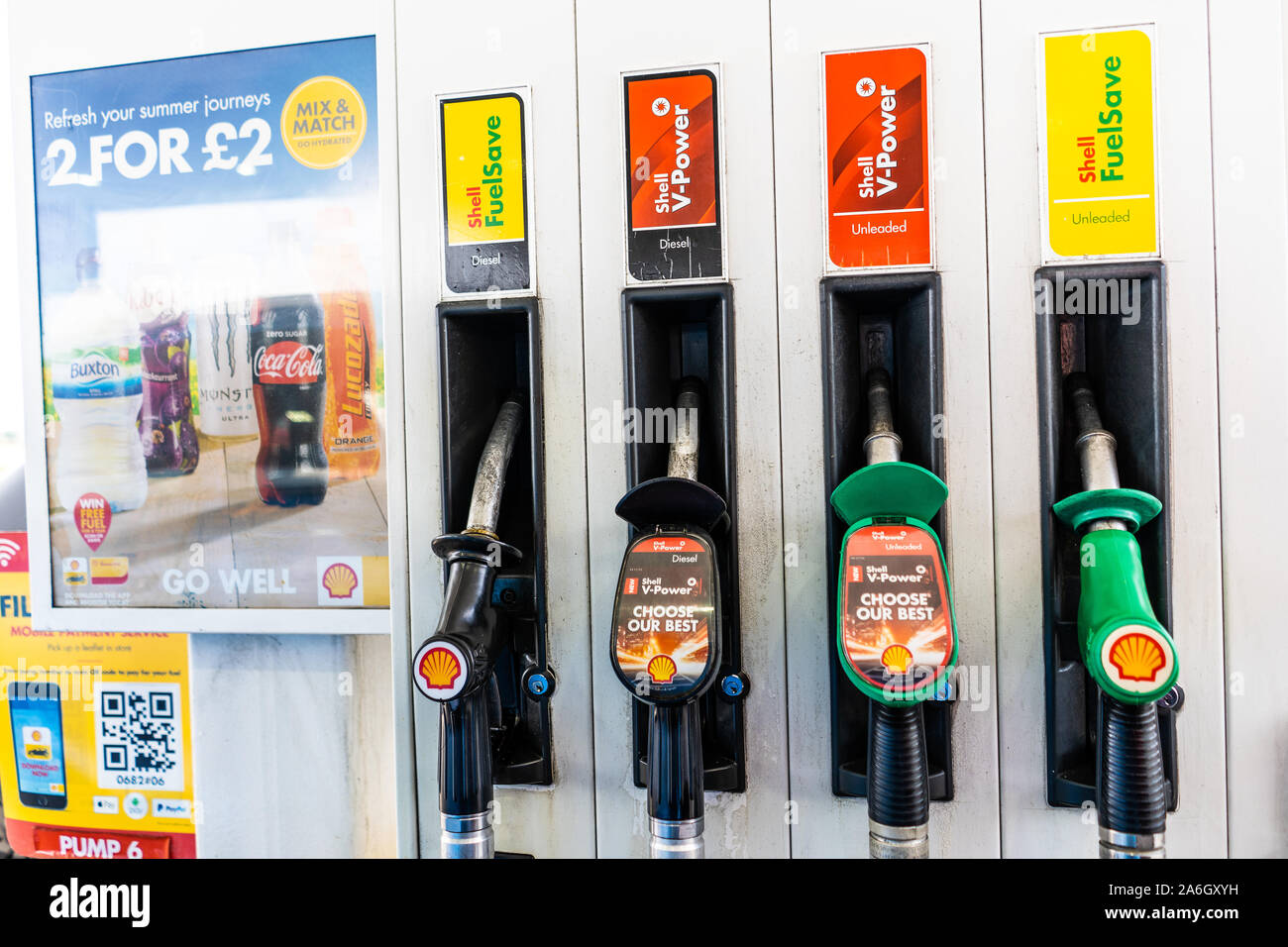 Le pompe del combustibile in corrispondenza del distributore di benzina della Shell, per la vendita di V per alimentazione a benzina e diesel, carburante Shell risparmiare benzina senza piombo e del combustibile diesel di salvataggio Foto Stock