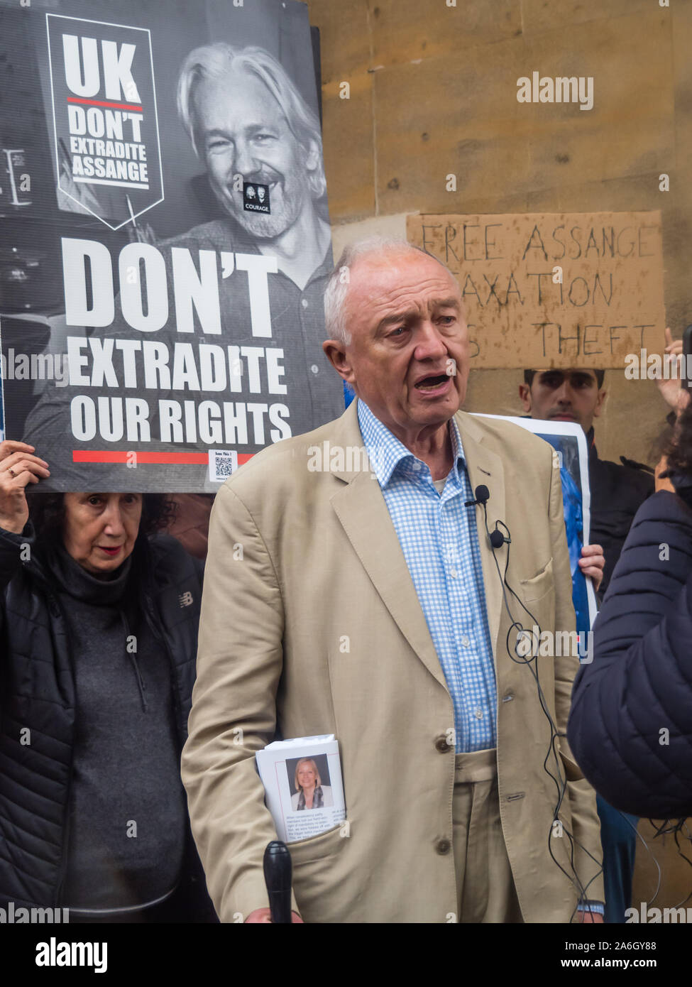 Londra, Regno Unito. Il 26 ottobre 2019. Ken Livingstone parlando. Manifestanti hanno chiesto sulla BBC a riferire i fatti circa Julian Assange e ha chiesto la sua estradizione in prova per essere sceso come reati politici egli è caricato con dagli USA sono specificamente esclusi dal US-UK trattato di estradizione. Sono inorridito per il suo trattamento nel carcere di Belmarsh che hanno chiaramente influenzato la sua sanità mentale e la sensazione che la sua giurisprudenza recente apparizione è stata dettata da noi il personale presente in tribunale e sentire il tentativo di tenere il suo prossimo corte aspetto a Belmarsh che ha solo camera per 5 membri del pubblico Foto Stock