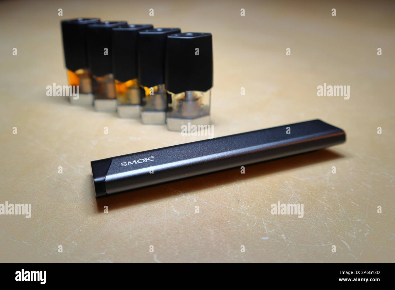 liquidi sigaretta elettronica juul Juul vape pod sigaretta elettronica dispositivo con un pacchetto di  sigarette Marlboro e una sigaretta collocato al di fuori su di un bianco  tavola testurizzato, isolato Foto stock