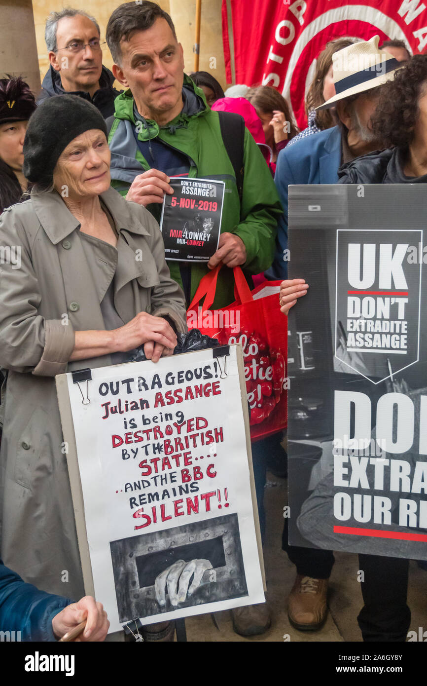 Londra, Regno Unito. Il 26 ottobre 2019. Manifestanti hanno chiesto sulla BBC a riferire i fatti circa Julian Assange e ha chiesto la sua estradizione in prova per essere sceso come reati politici egli è caricato con dagli USA sono specificamente esclusi dal US-UK trattato di estradizione. Sono inorridito per il suo trattamento nel carcere di Belmarsh che hanno chiaramente influenzato la sua sanità mentale e la sensazione che la sua giurisprudenza recente apparizione è stata dettata da noi il personale presente in tribunale e sentire il tentativo di tenere il suo prossimo corte aspetto a Belmarsh che ha solo camera per 5 membri del pubblico è una negazione della giustizia. P Foto Stock